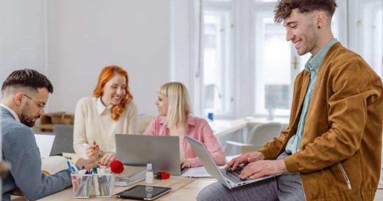 Mengenal Kepribadian ESFP: Si Penghibur yang Penuh Semangat